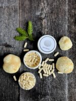 Натуральні капсули їжовика гребінчастого біля цілого гриба, мінімалістичне фото